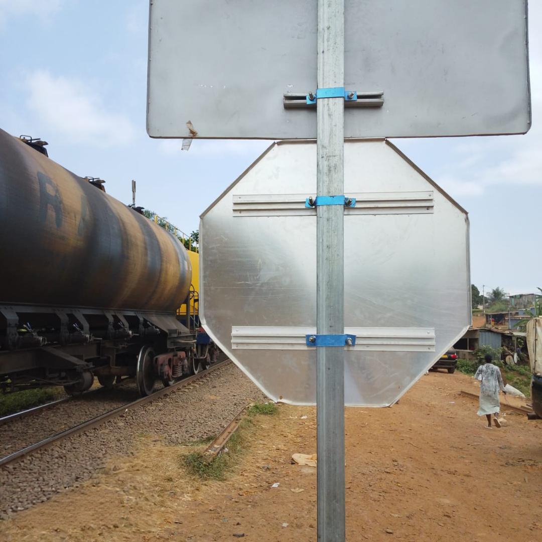 Signalétique au Passage à Niveau PK4 - Pose de panneaux stop et signalisation sur mât métallique au passage à niveau PK4 — voie SETRAG